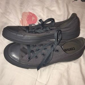 Monochrome grey low top converse